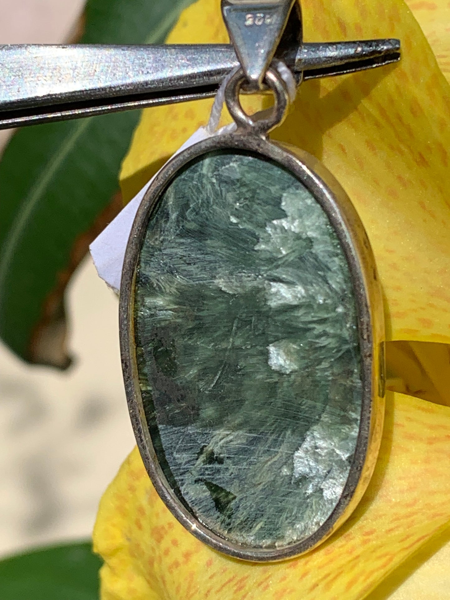Séraphinite ! Pendentif en Argent 925 de 48mm de hauteur x 22 de largeur x 8 d'épaisseur. Vendu avec cordon réglable de couleur noire !