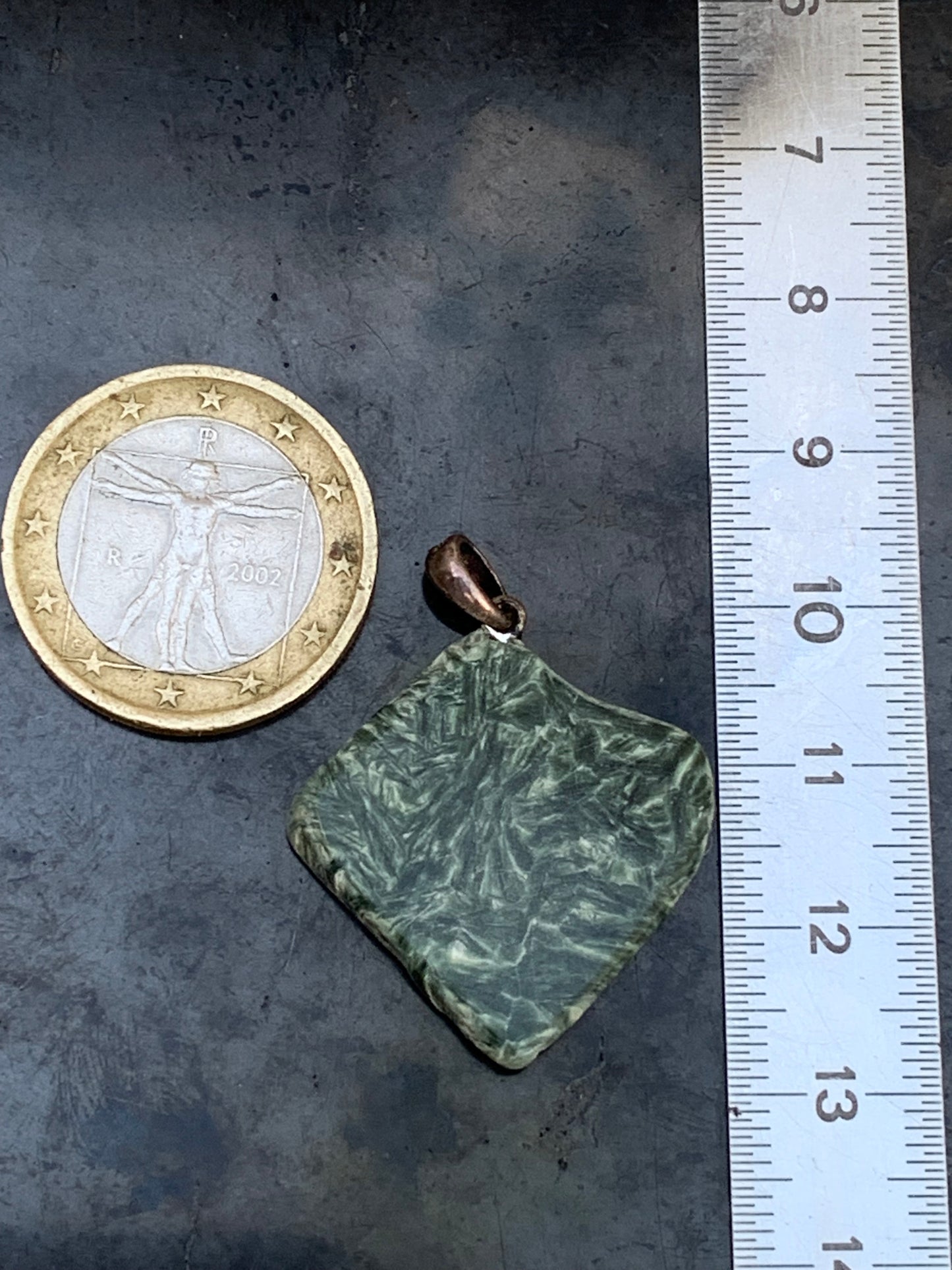 Séraphinite ! Pendentif en Argent 925 de 34mm de hauteur x 26 de largeur x 5 d'épaisseur. Vendu avec cordon réglable de couleur noire !