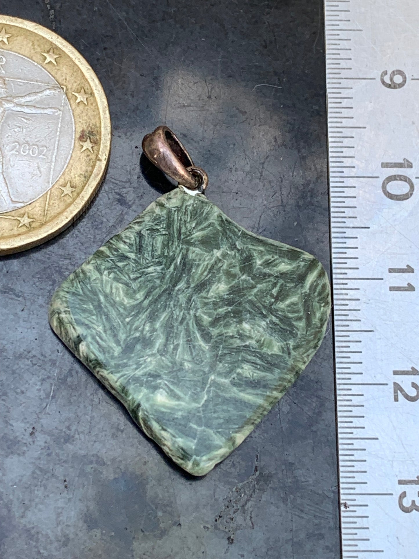 Séraphinite ! Pendentif en Argent 925 de 34mm de hauteur x 26 de largeur x 5 d'épaisseur. Vendu avec cordon réglable de couleur noire !