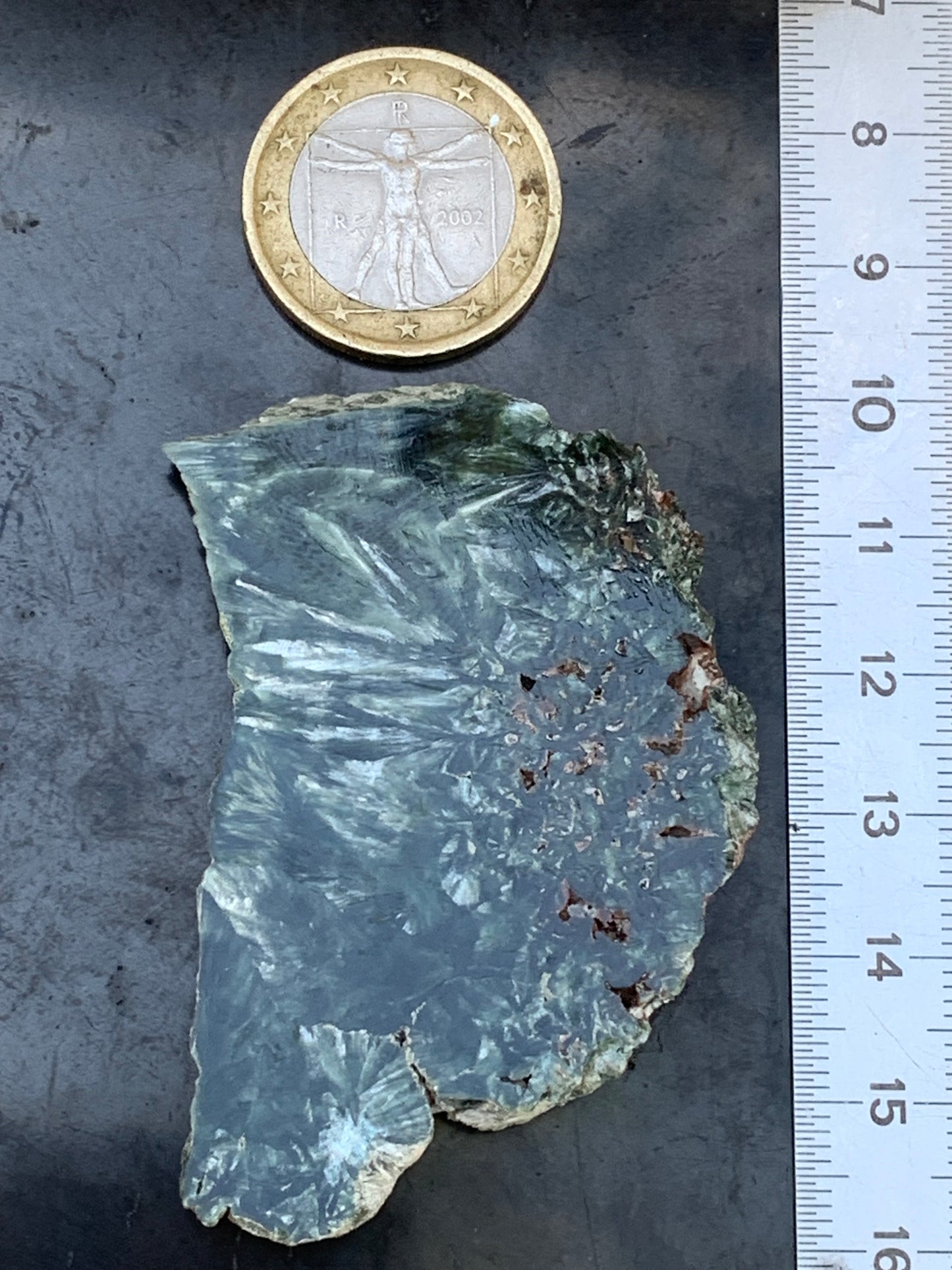 Séraphinite, spécimen avec 1 face polie et 1 face brute de 60mm de hauteur x 37 de largeur x 10 d'épaisseur. Superbe pièce pour bijouterie ou collection !
