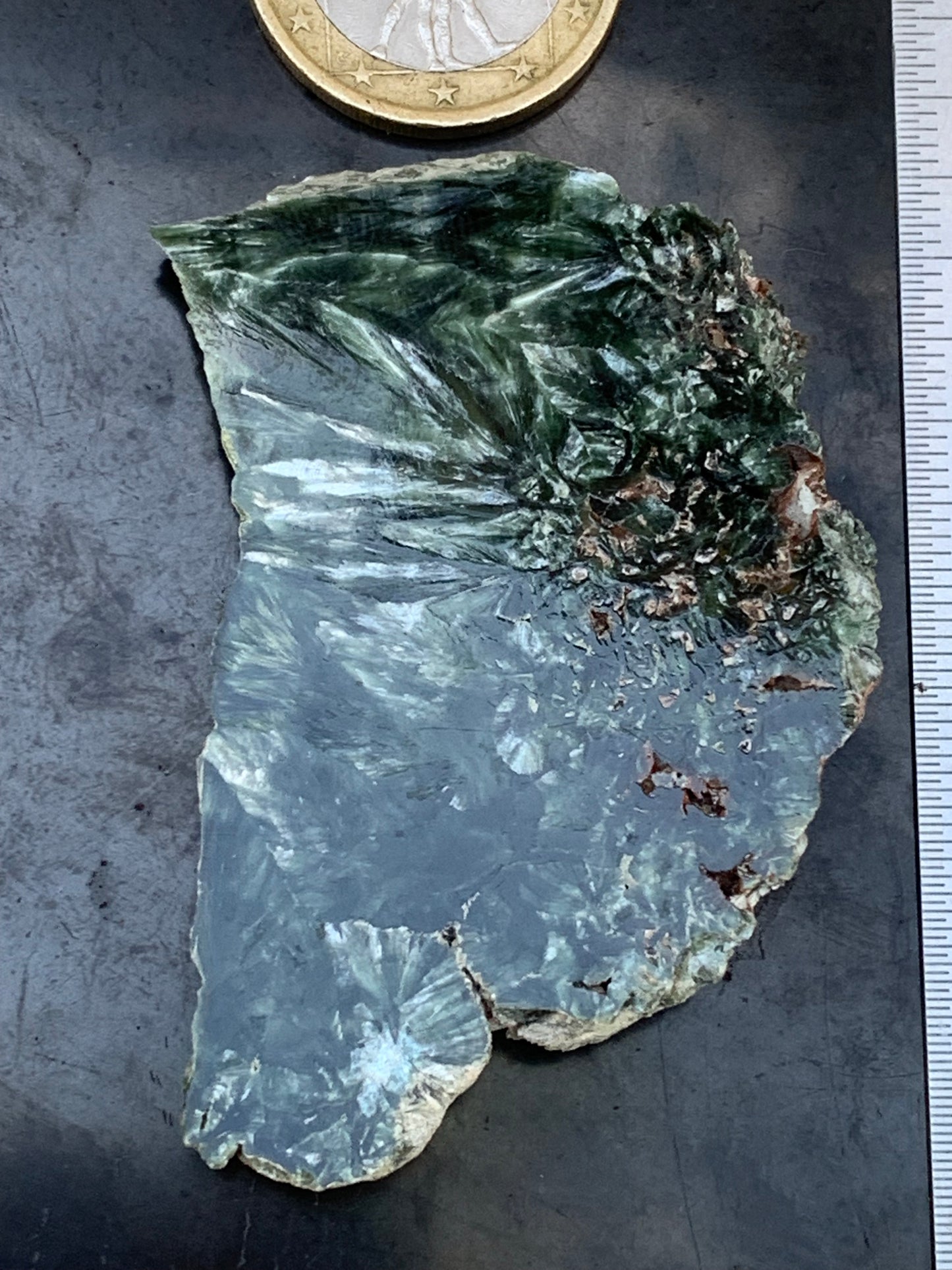 Séraphinite, spécimen avec 1 face polie et 1 face brute de 60mm de hauteur x 37 de largeur x 10 d'épaisseur. Superbe pièce pour bijouterie ou collection !