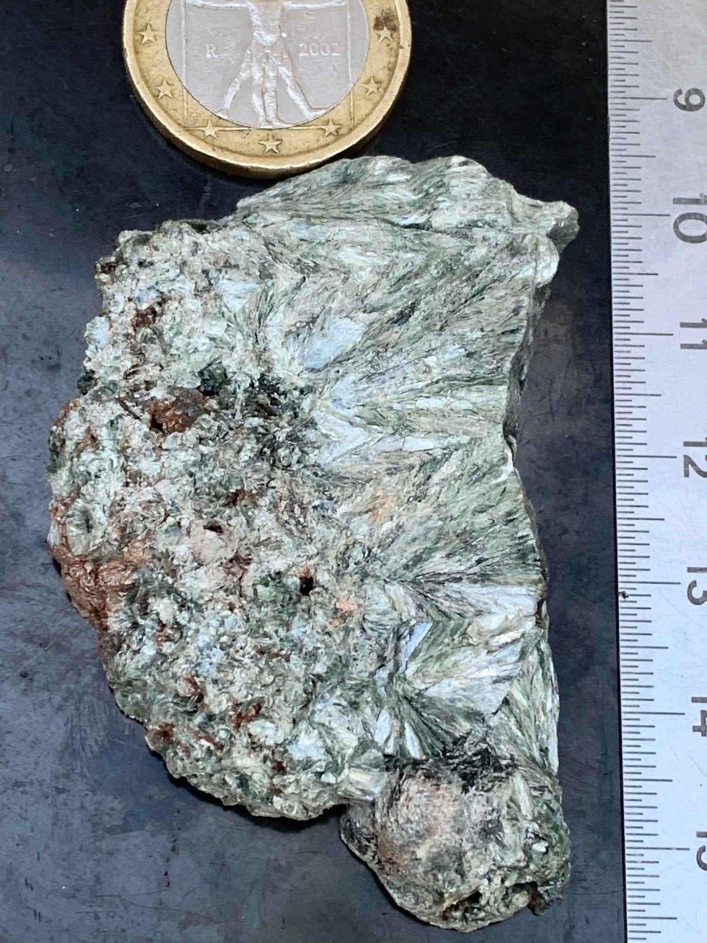 Séraphinite, spécimen avec 1 face polie et 1 face brute de 60mm de hauteur x 37 de largeur x 10 d'épaisseur. Superbe pièce pour bijouterie ou collection !