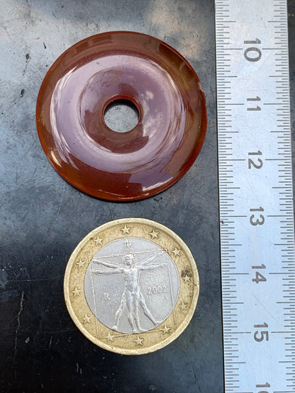 Cornaline, pendentif 'donuts' de 30mm de hauteur x 30 de largeur x 5 d'épaisseur. Vendu avec cordon réglable de couleur noire !