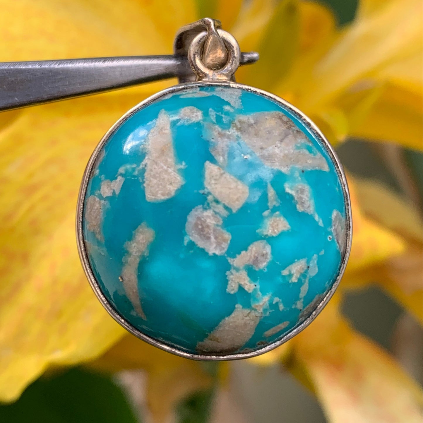 Turquoise Perse ! Pendentif en Argent 925 de 38mm de hauteur x 26 de largeur x 12 d'épaisseur. Vendu avec cordon réglable de couleur noire !