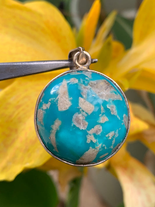 Turquoise Perse ! Pendentif en Argent 925 de 38mm de hauteur x 26 de largeur x 12 d'épaisseur. Vendu avec cordon réglable de couleur noire !