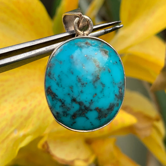 Turquoise Perse ! Pendentif en Argent 925 de 35mm de hauteur x 21 de largeur x 10 d'épaisseur. Vendu avec cordon réglable de couleur noire !