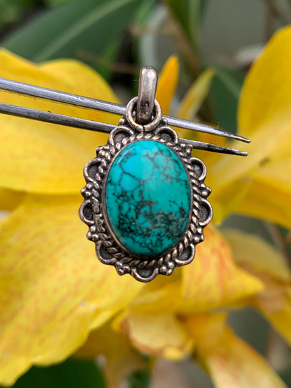 Turquoise Perse ! Pendentif en Argent 925 de 30mm de hauteur x 17 de largeur x 7 d'épaisseur. Vendu avec cordon réglable de couleur noire !