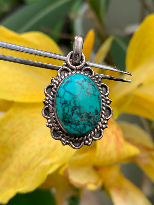 Turquoise Perse ! Pendentif en Argent 925 de 30mm de hauteur x 17 de largeur x 7 d'épaisseur. Vendu avec cordon réglable de couleur noire !