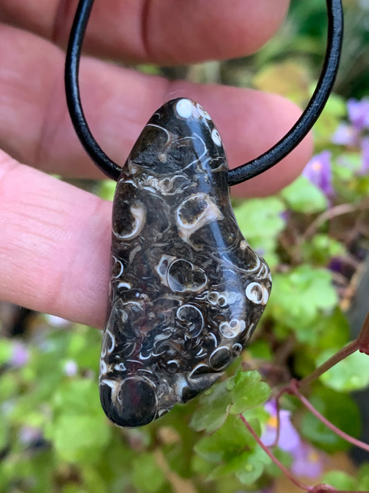 Agate turitelle/ fossile, pendentif de 42mm de hauteur x 22 de largeur x 11 d'épaisseur. Vendu avec cordon réglable de couleur noire !