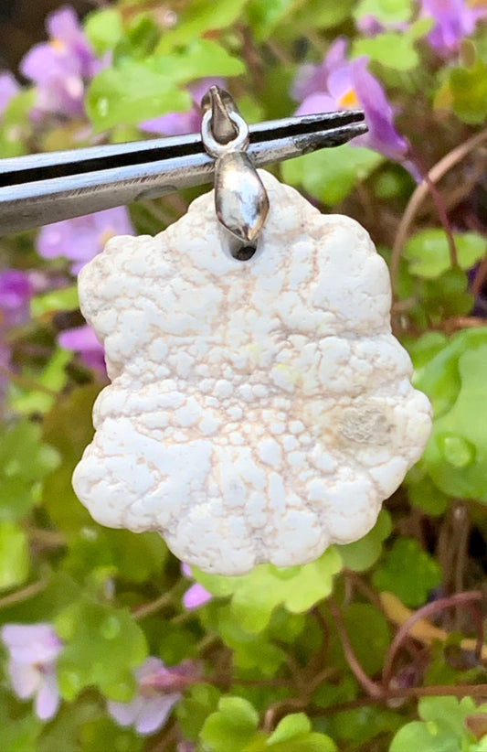 Howlite, pendentif de 33mm de hauteur x 24 de largeur x 8 d'épaisseur. Vendu avec cordon réglable de couleur noire !