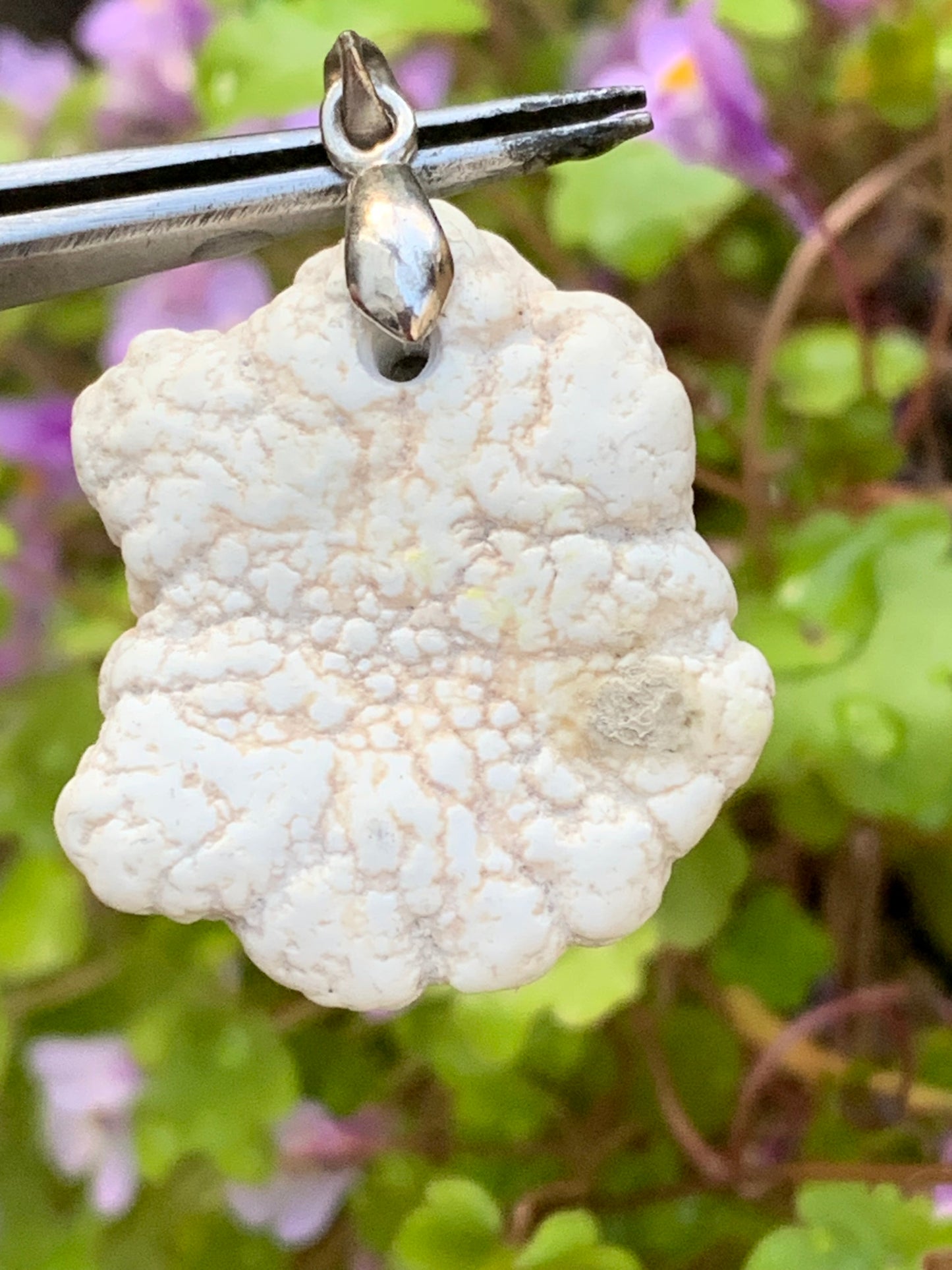 Howlite, pendentif de 33mm de hauteur x 24 de largeur x 8 d'épaisseur. Vendu avec cordon réglable de couleur noire !