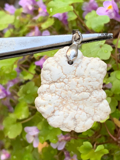 Howlite, pendentif de 33mm de hauteur x 24 de largeur x 8 d'épaisseur. Vendu avec cordon réglable de couleur noire !