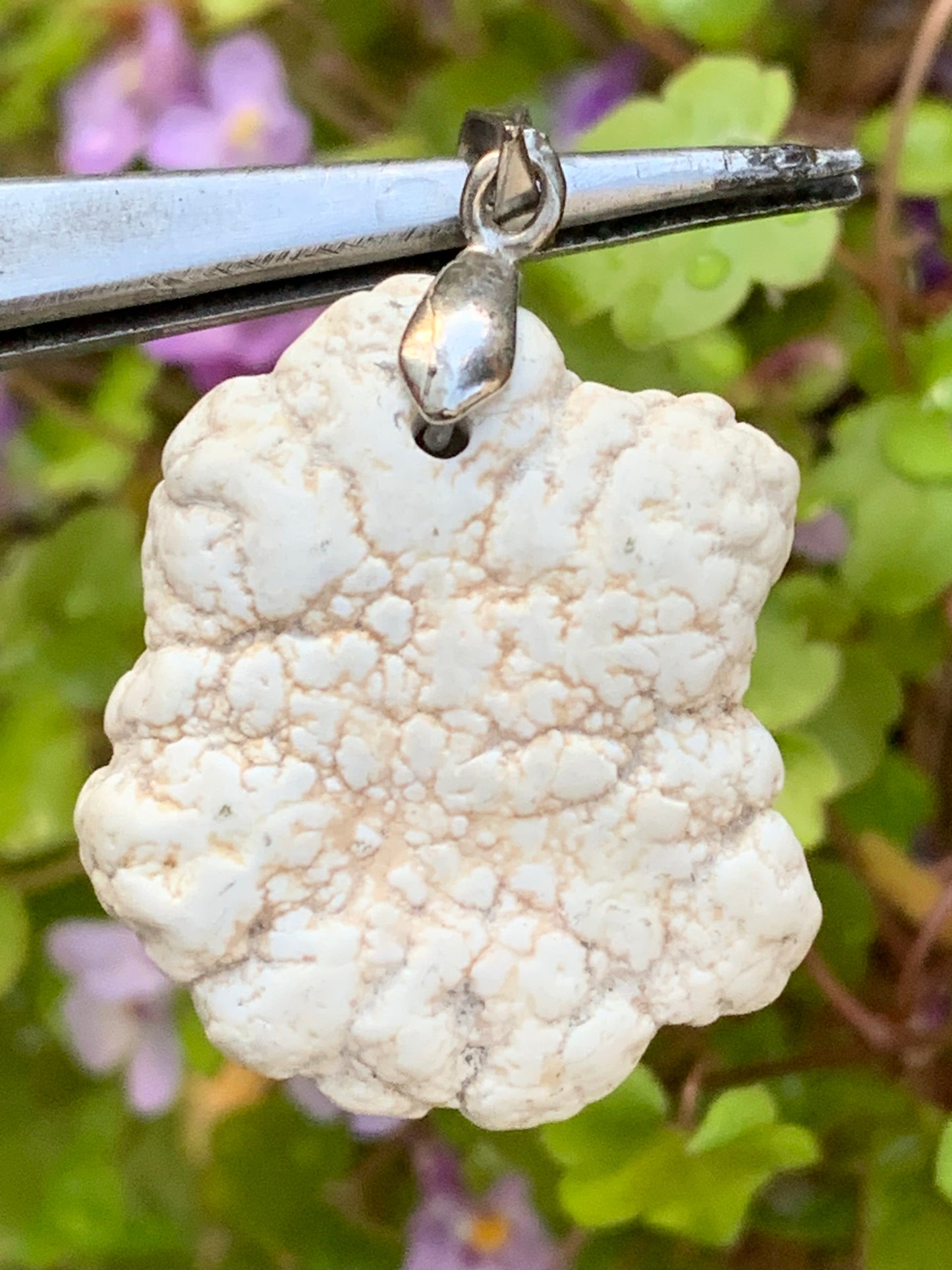 Howlite, pendentif de 33mm de hauteur x 24 de largeur x 8 d'épaisseur. Vendu avec cordon réglable de couleur noire !