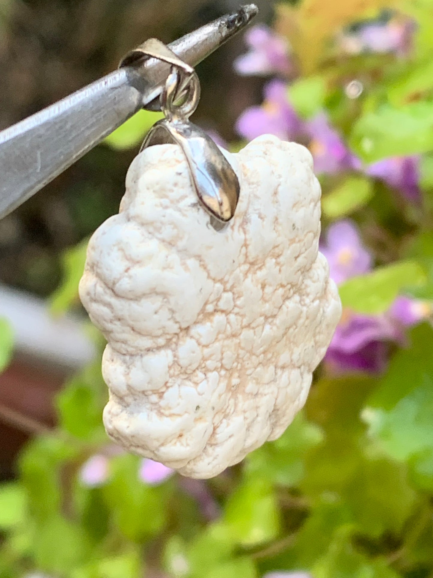 Howlite, pendentif de 33mm de hauteur x 24 de largeur x 8 d'épaisseur. Vendu avec cordon réglable de couleur noire !