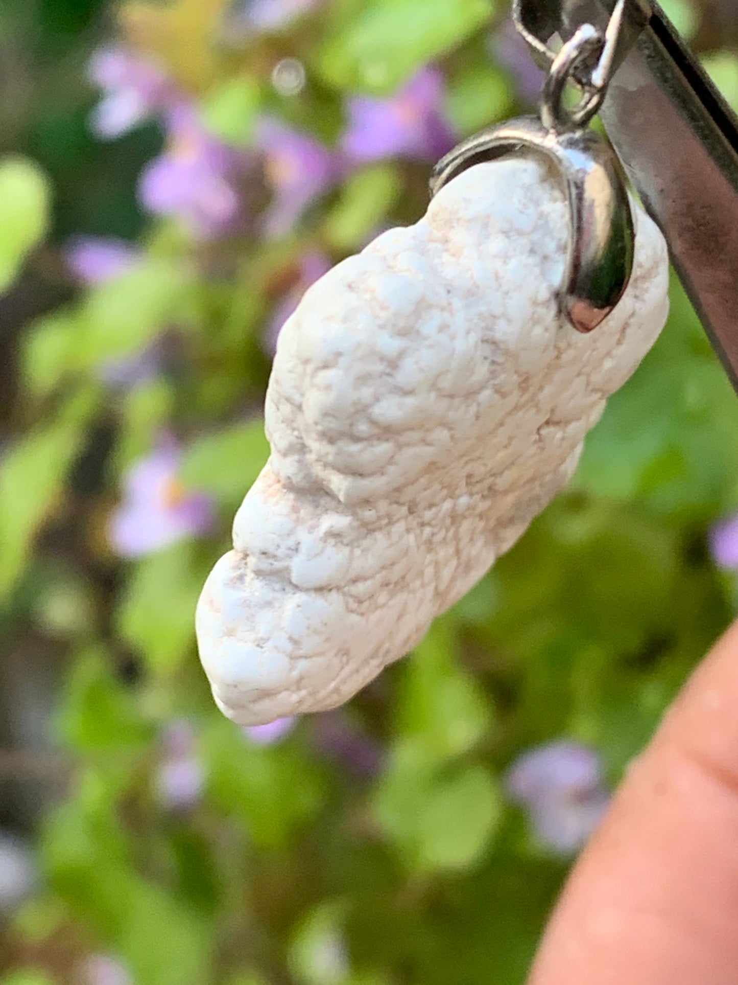 Howlite, pendentif de 33mm de hauteur x 24 de largeur x 8 d'épaisseur. Vendu avec cordon réglable de couleur noire !