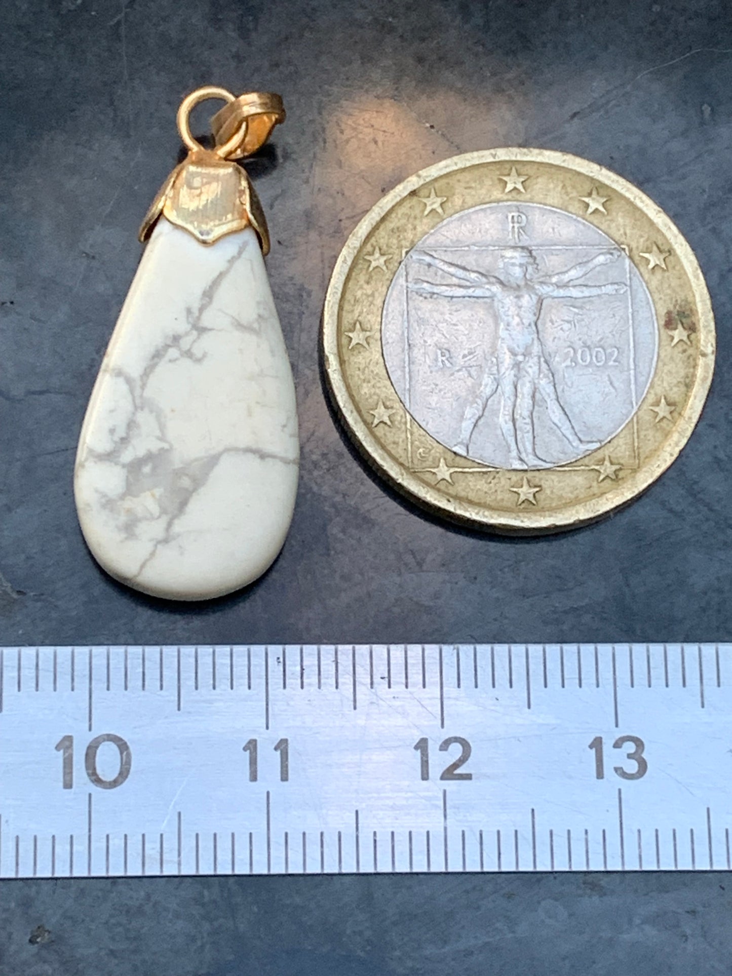 Howlite, pendentif de 34mm de hauteur x 13 de largeur x 5 d'épaisseur. Vendu avec cordon réglable de couleur noire !