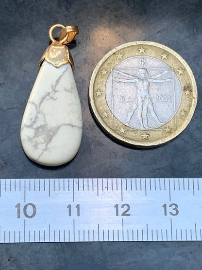 Howlite, pendentif de 34mm de hauteur x 13 de largeur x 5 d'épaisseur. Vendu avec cordon réglable de couleur noire !