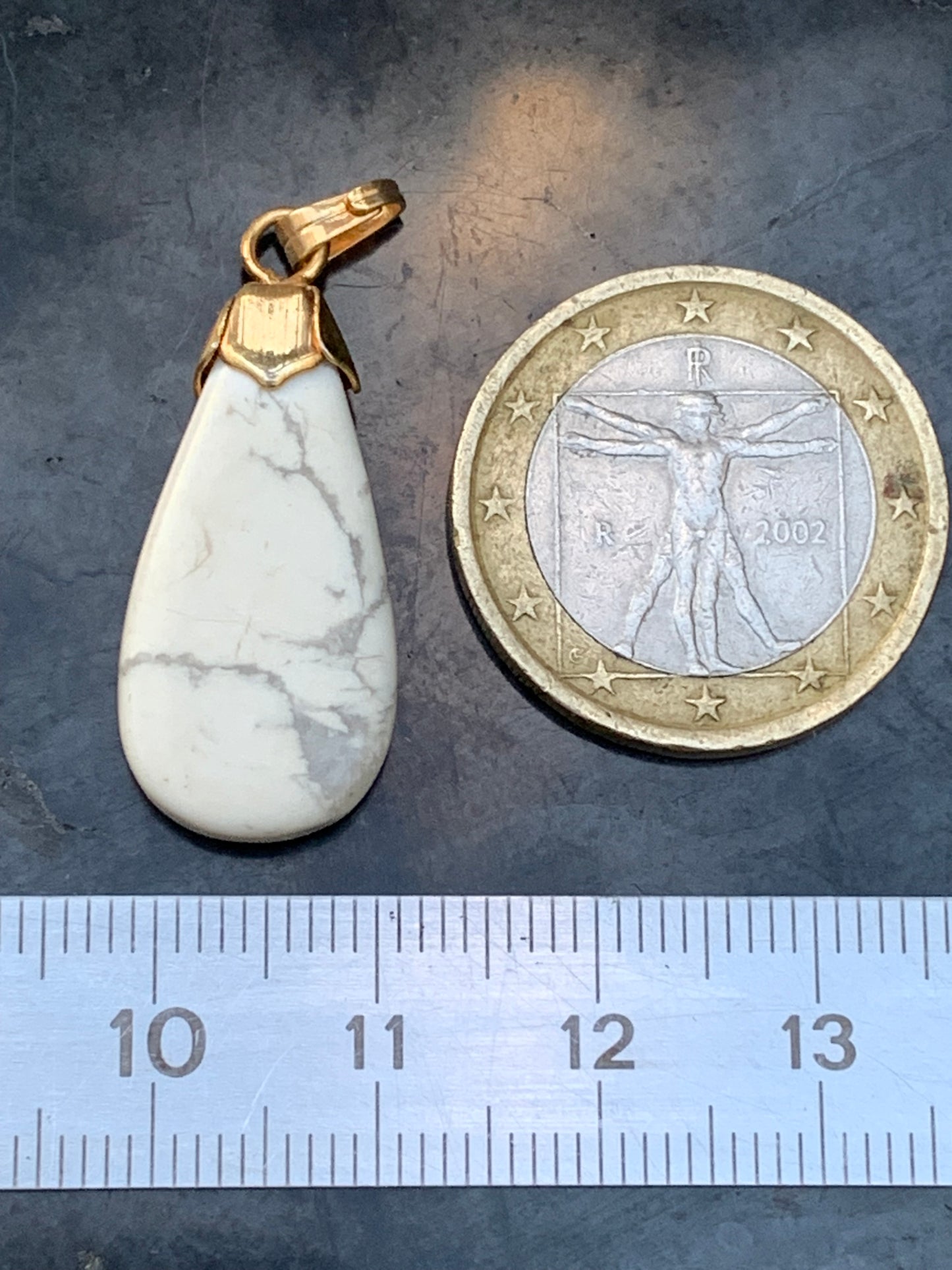 Howlite, pendentif de 34mm de hauteur x 13 de largeur x 5 d'épaisseur. Vendu avec cordon réglable de couleur noire !