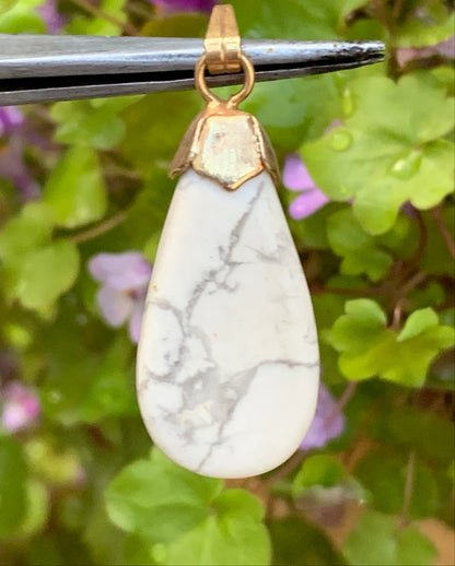 Howlite, pendentif de 34mm de hauteur x 13 de largeur x 5 d'épaisseur. Vendu avec cordon réglable de couleur noire !