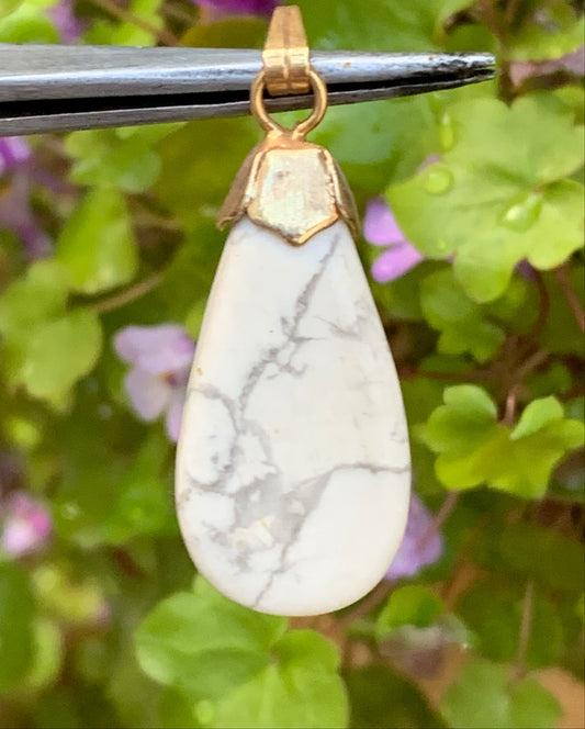 Howlite, pendentif de 34mm de hauteur x 13 de largeur x 5 d'épaisseur. Vendu avec cordon réglable de couleur noire !