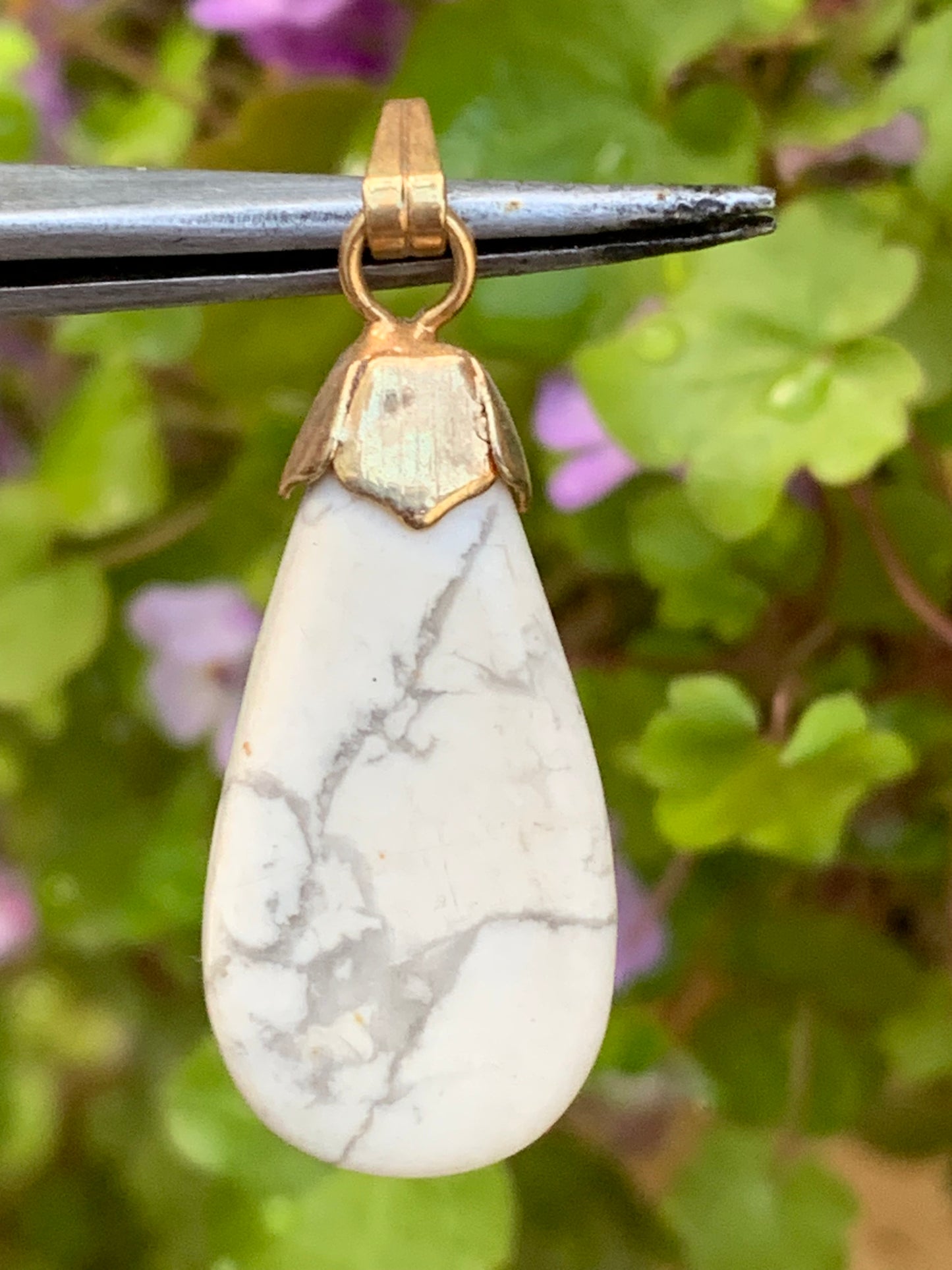 Howlite, pendentif de 34mm de hauteur x 13 de largeur x 5 d'épaisseur. Vendu avec cordon réglable de couleur noire !