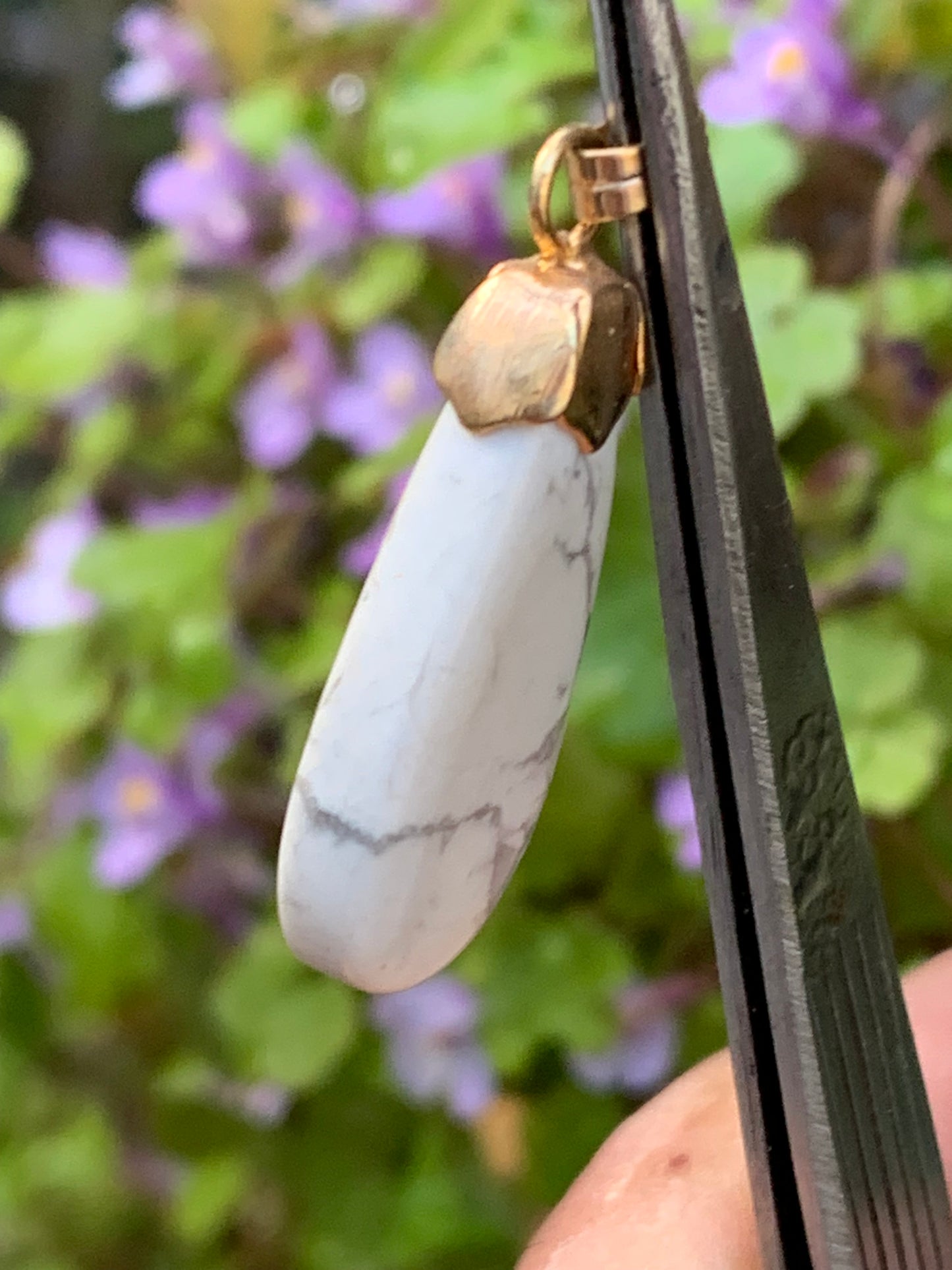 Howlite, pendentif de 34mm de hauteur x 13 de largeur x 5 d'épaisseur. Vendu avec cordon réglable de couleur noire !