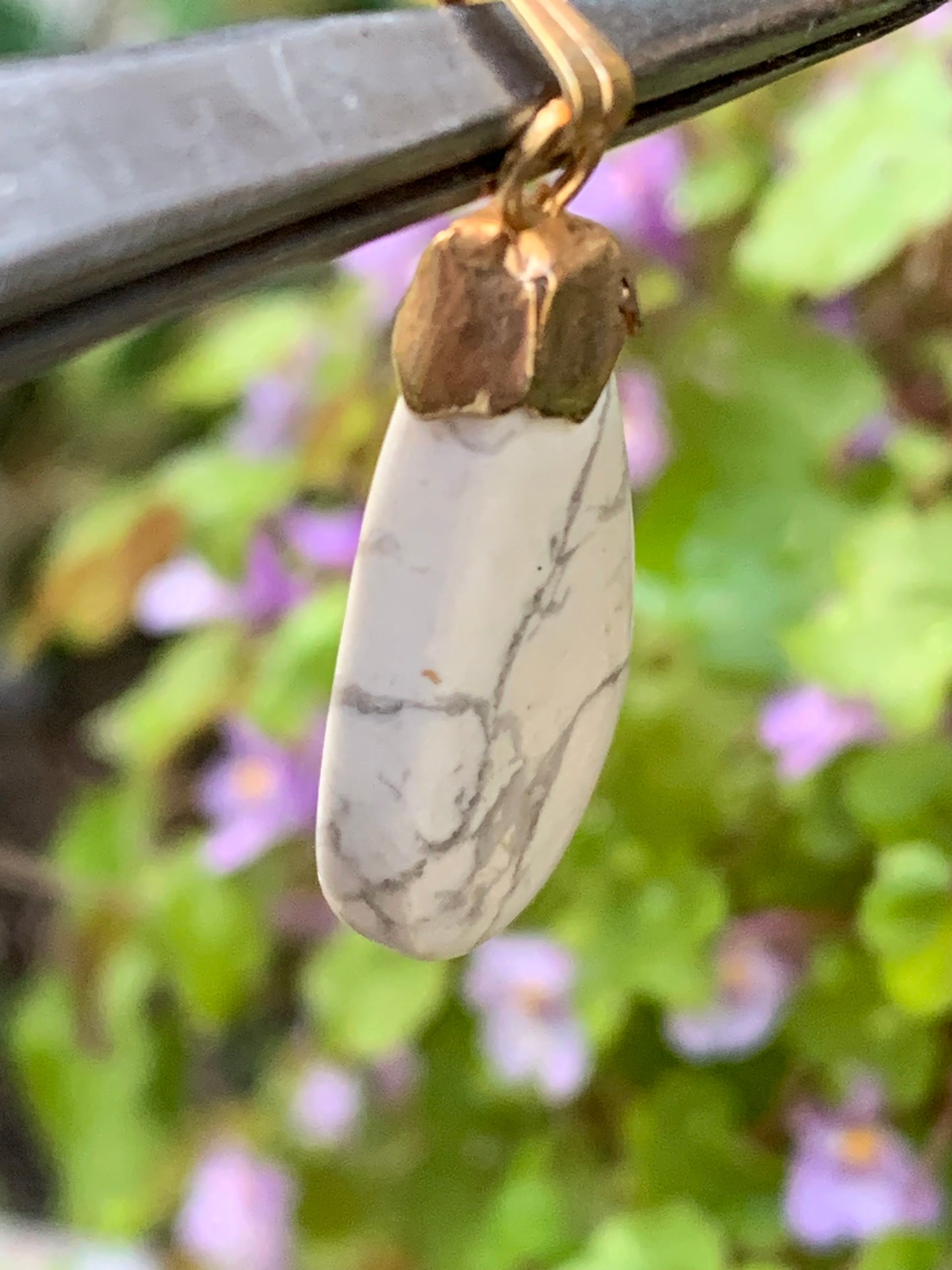 Howlite, pendentif de 34mm de hauteur x 13 de largeur x 5 d'épaisseur. Vendu avec cordon réglable de couleur noire !
