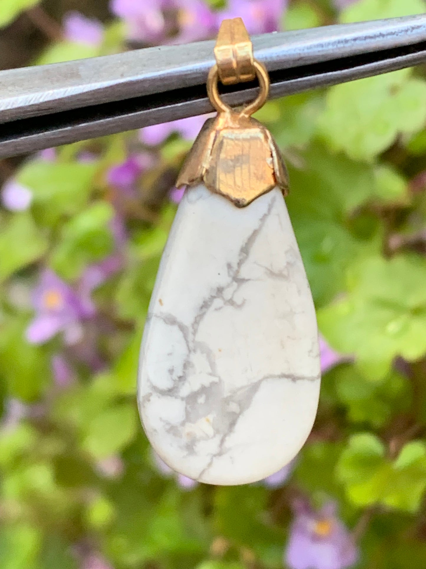 Howlite, pendentif de 34mm de hauteur x 13 de largeur x 5 d'épaisseur. Vendu avec cordon réglable de couleur noire !