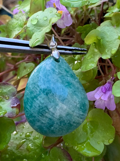 Amazonite, pendentif de 38mm de hauteur x 22 de largeur x 8 d'épaisseur. Vendu avec cordon réglable de couleur noire offert !