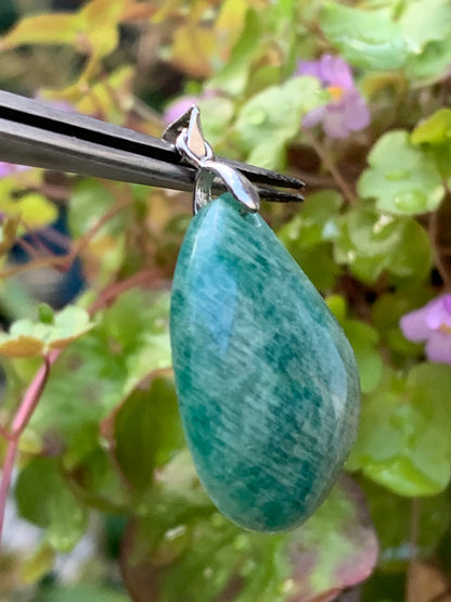 Amazonite, pendentif de 38mm de hauteur x 22 de largeur x 8 d'épaisseur. Vendu avec cordon réglable de couleur noire offert !