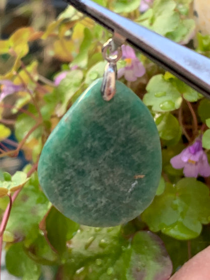 Amazonite, pendentif de 38mm de hauteur x 22 de largeur x 8 d'épaisseur. Vendu avec cordon réglable de couleur noire offert !