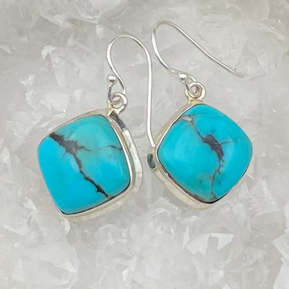 Boucles d'oreilles en Turquoise , cabochon sertis en formes de 'losange', qualité AA à AAA. Vendu en finition Argent, parfait !