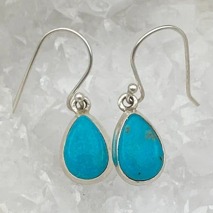 Boucles d'oreilles en Turquoise , cabochon sertis en formes de 'goutte', qualité AA à AAA. Vendu en finition Argent, parfait !