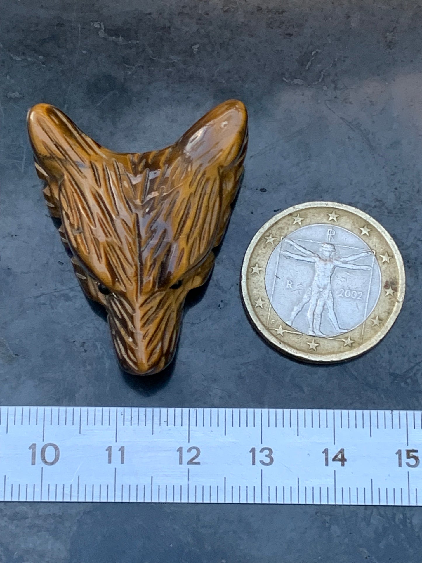 Oeil de tigre, pendentif 'Tête de loup', de 38mm de hauteur x 30 de largeur x 15 d'épaisseur, fait en France. Vendu avec cordon réglable de couleur noire offert !