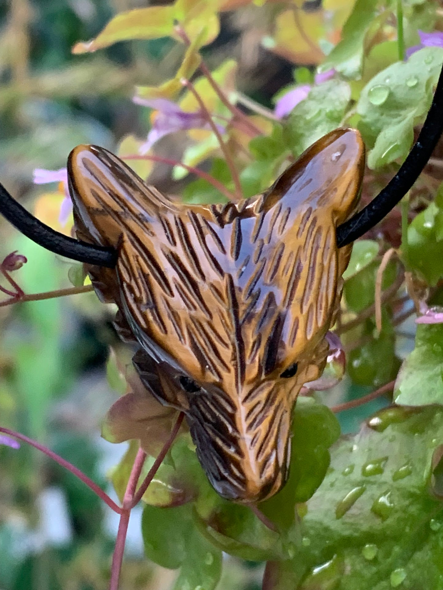 Oeil de tigre, pendentif 'Tête de loup', de 38mm de hauteur x 30 de largeur x 15 d'épaisseur, fait en France. Vendu avec cordon réglable de couleur noire offert !