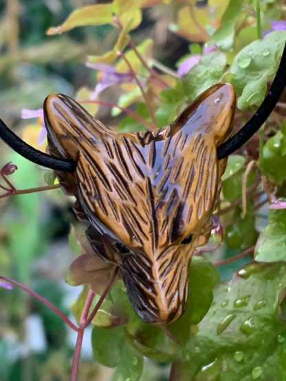Oeil de tigre, pendentif 'Tête de loup', de 38mm de hauteur x 30 de largeur x 15 d'épaisseur, fait en France. Vendu avec cordon réglable de couleur noire offert !