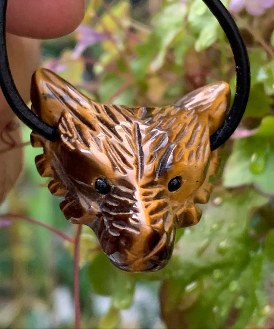 Oeil de tigre, pendentif 'Tête de loup', de 38mm de hauteur x 30 de largeur x 15 d'épaisseur, fait en France. Vendu avec cordon réglable de couleur noire offert !