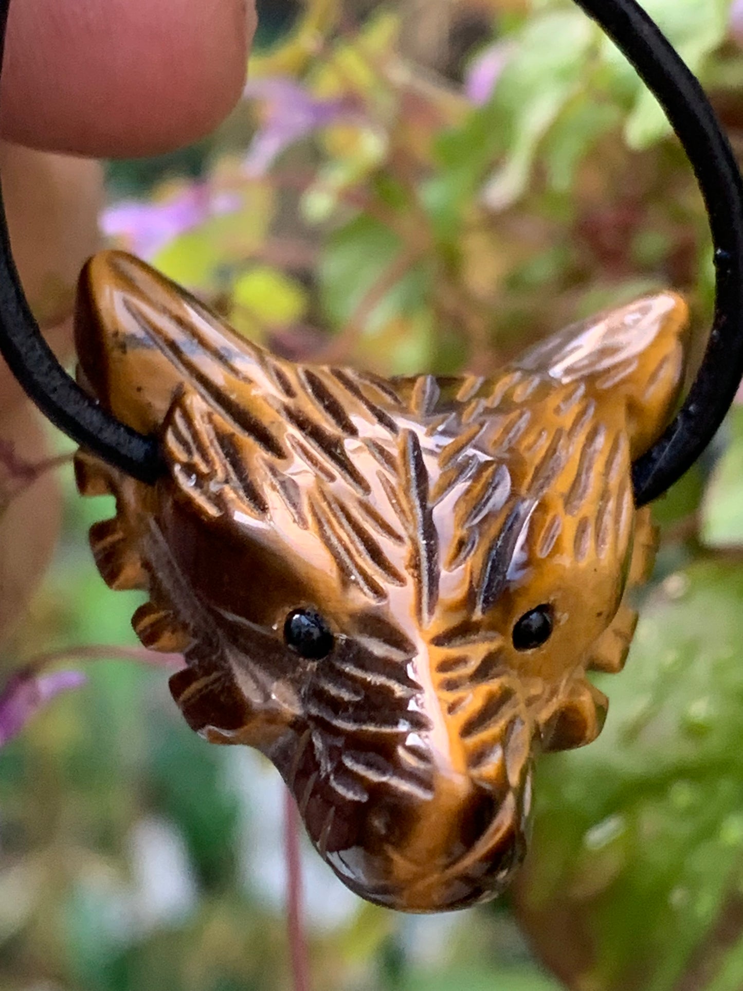 Oeil de tigre, pendentif 'Tête de loup', de 38mm de hauteur x 30 de largeur x 15 d'épaisseur, fait en France. Vendu avec cordon réglable de couleur noire offert !
