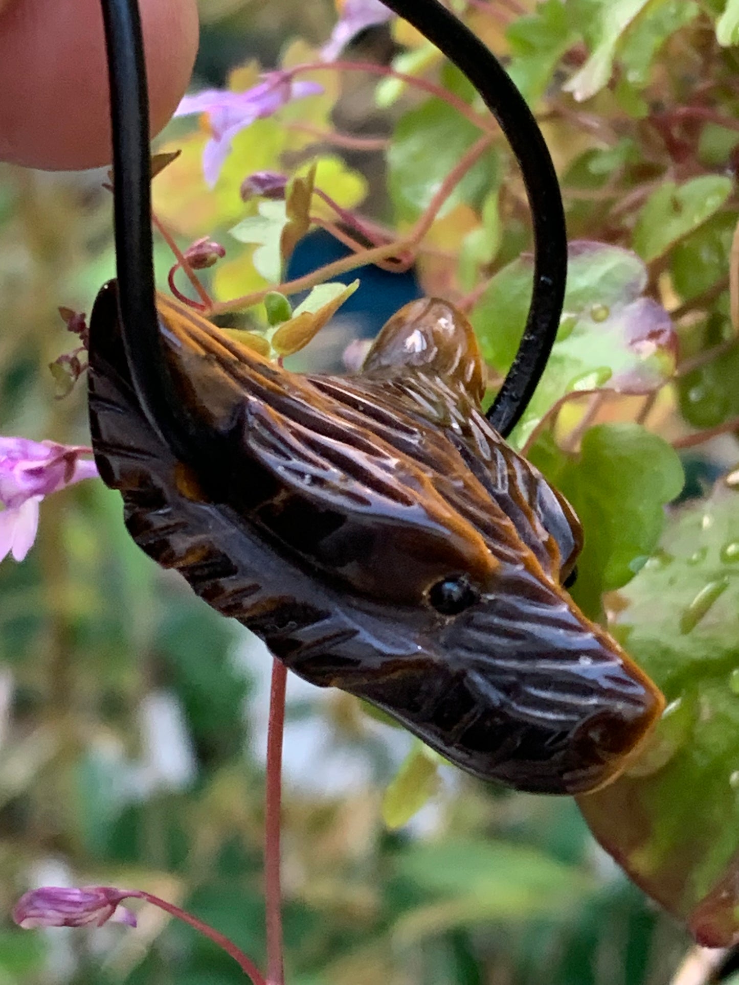 Oeil de tigre, pendentif 'Tête de loup', de 38mm de hauteur x 30 de largeur x 15 d'épaisseur, fait en France. Vendu avec cordon réglable de couleur noire offert !