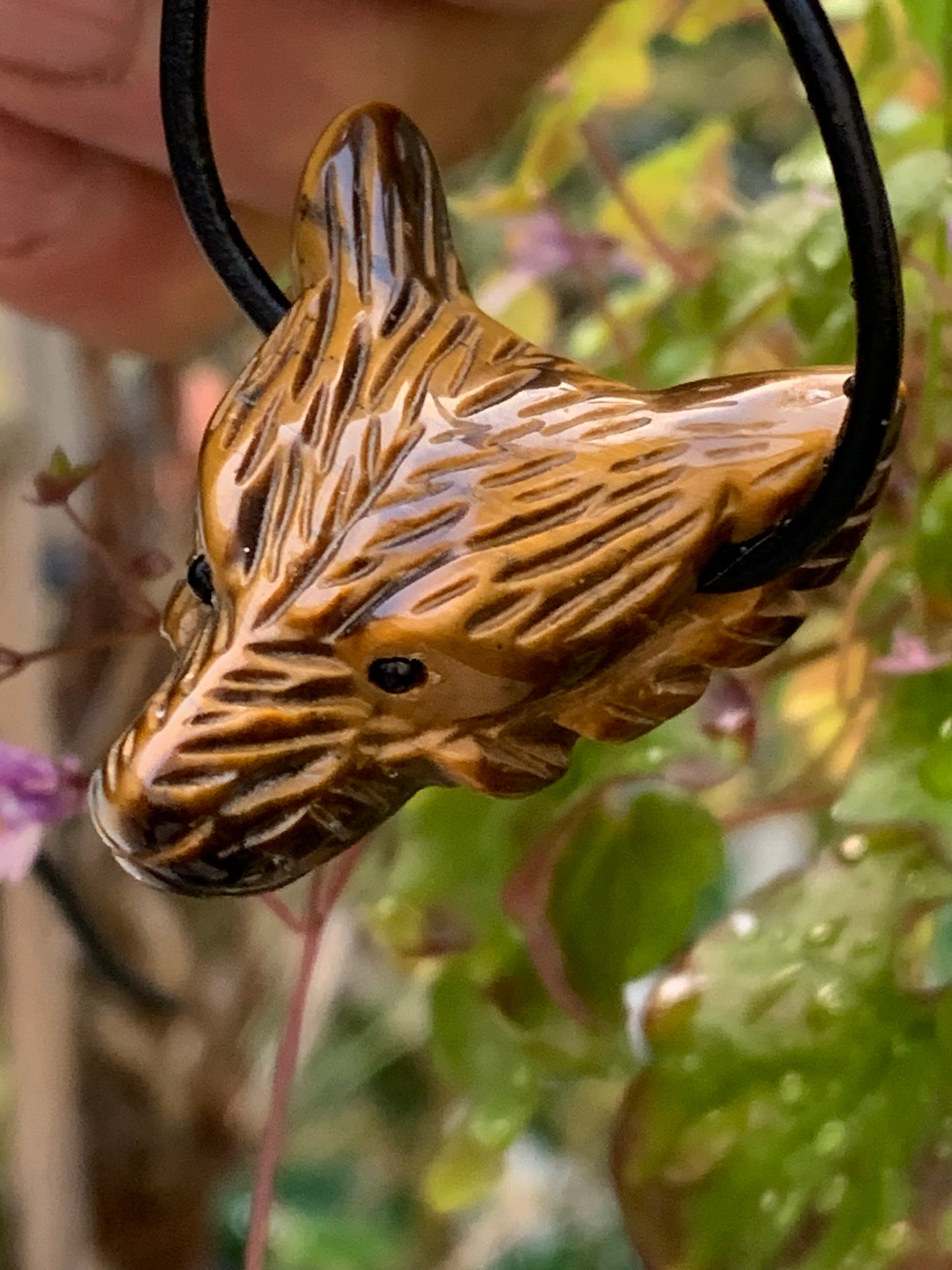 Oeil de tigre, pendentif 'Tête de loup', de 38mm de hauteur x 30 de largeur x 15 d'épaisseur, fait en France. Vendu avec cordon réglable de couleur noire offert !