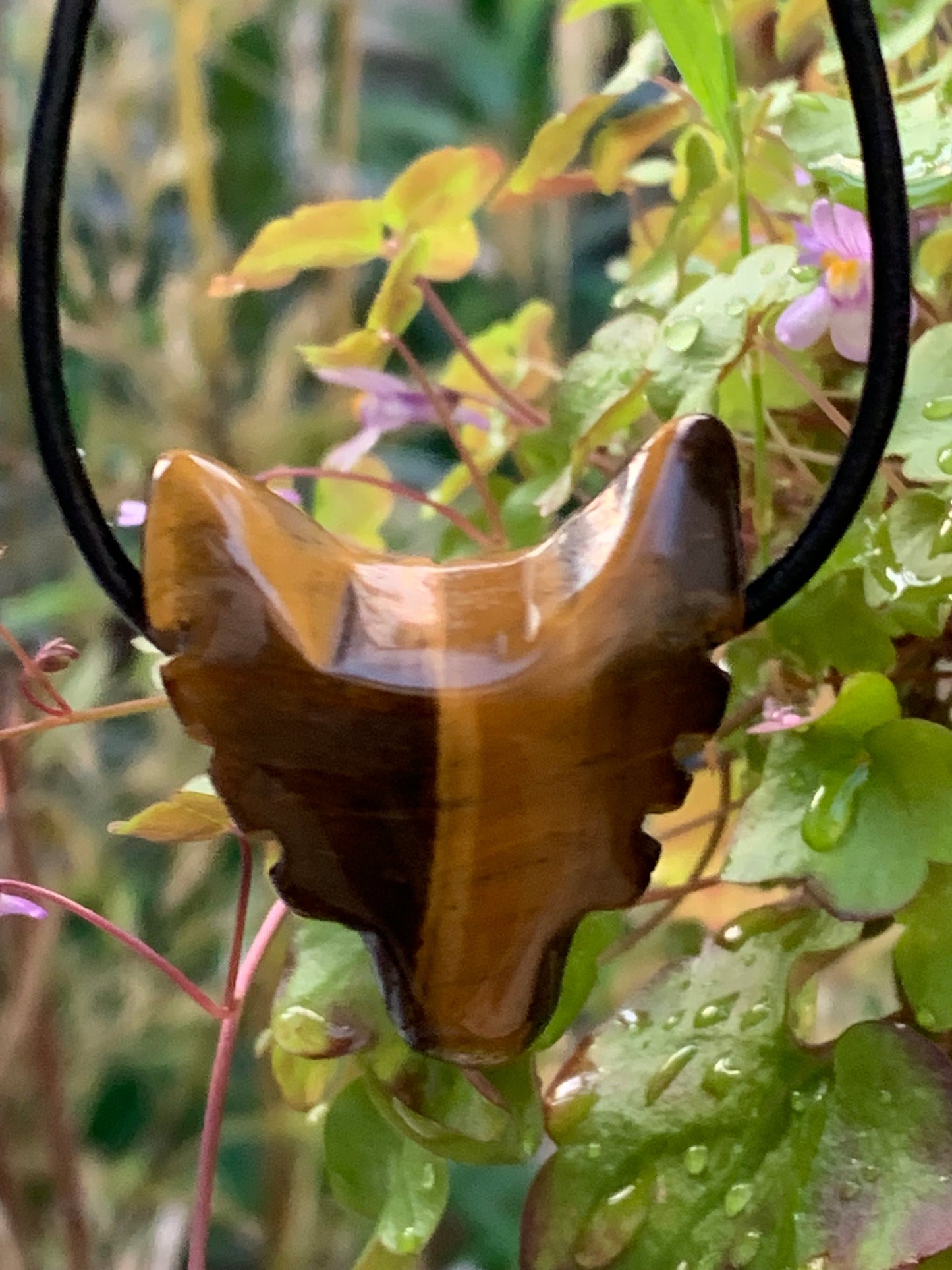 Oeil de tigre, pendentif 'Tête de loup', de 38mm de hauteur x 30 de largeur x 15 d'épaisseur, fait en France. Vendu avec cordon réglable de couleur noire offert !