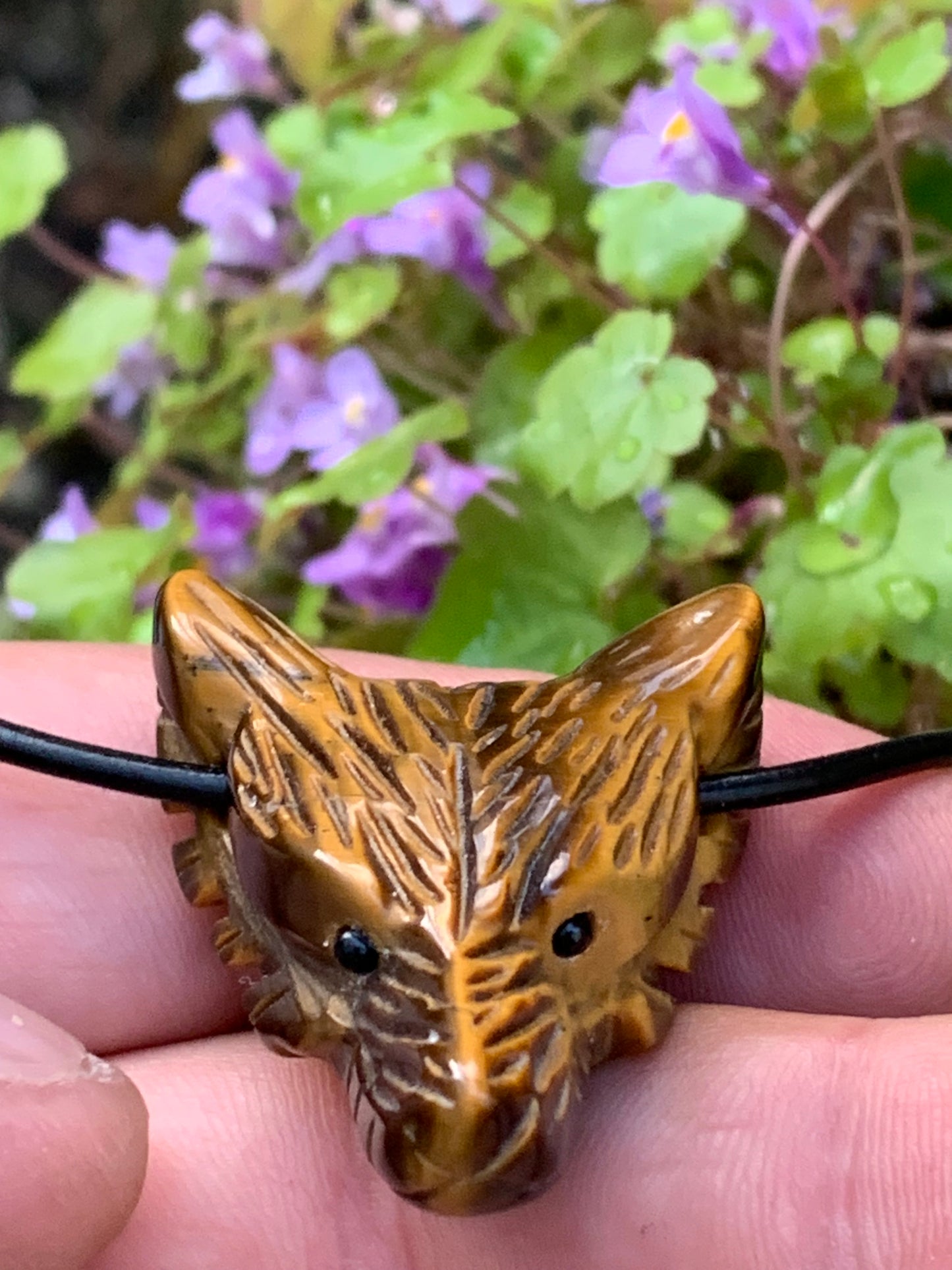Oeil de tigre, pendentif 'Tête de loup', de 38mm de hauteur x 30 de largeur x 15 d'épaisseur, fait en France. Vendu avec cordon réglable de couleur noire offert !