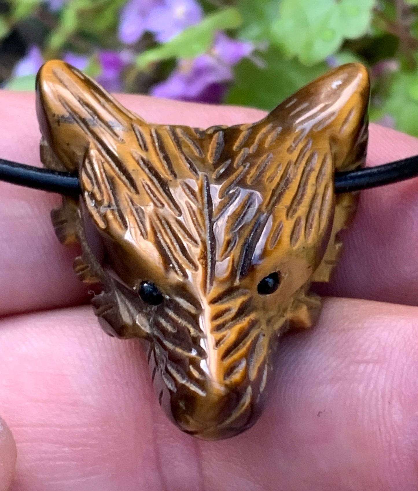 Oeil de tigre, pendentif 'Tête de loup', de 38mm de hauteur x 30 de largeur x 15 d'épaisseur, fait en France. Vendu avec cordon réglable de couleur noire offert !
