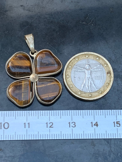 Oeil de tigre, pendentif 'Tréfle à 4 feuilles', de 34mm de hauteur x 26 de largeur x 5 d'épaisseur. Vendu avec cordon réglable de couleur noire offert !