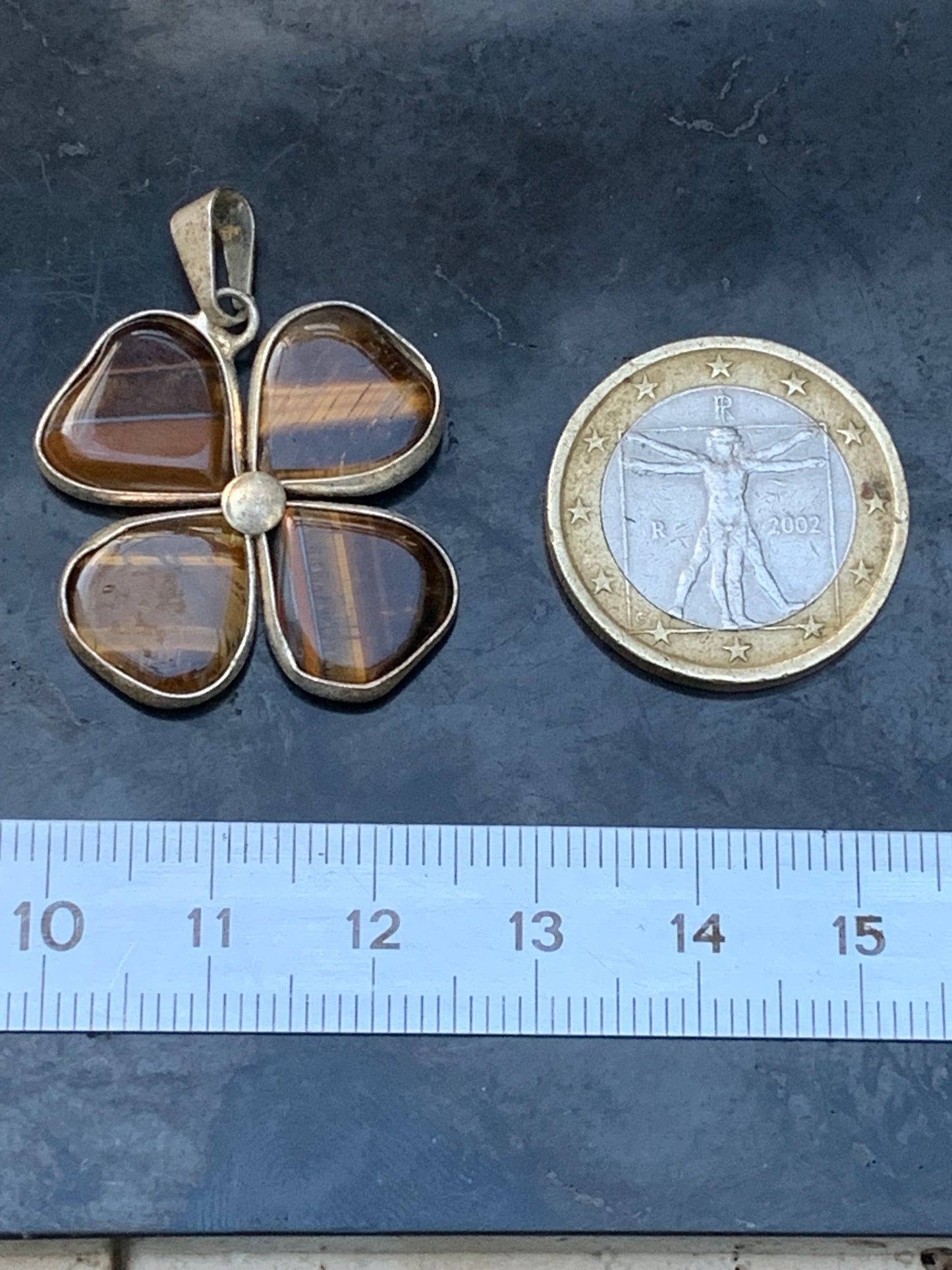 Oeil de tigre, pendentif 'Tréfle à 4 feuilles', de 34mm de hauteur x 26 de largeur x 5 d'épaisseur. Vendu avec cordon réglable de couleur noire offert !