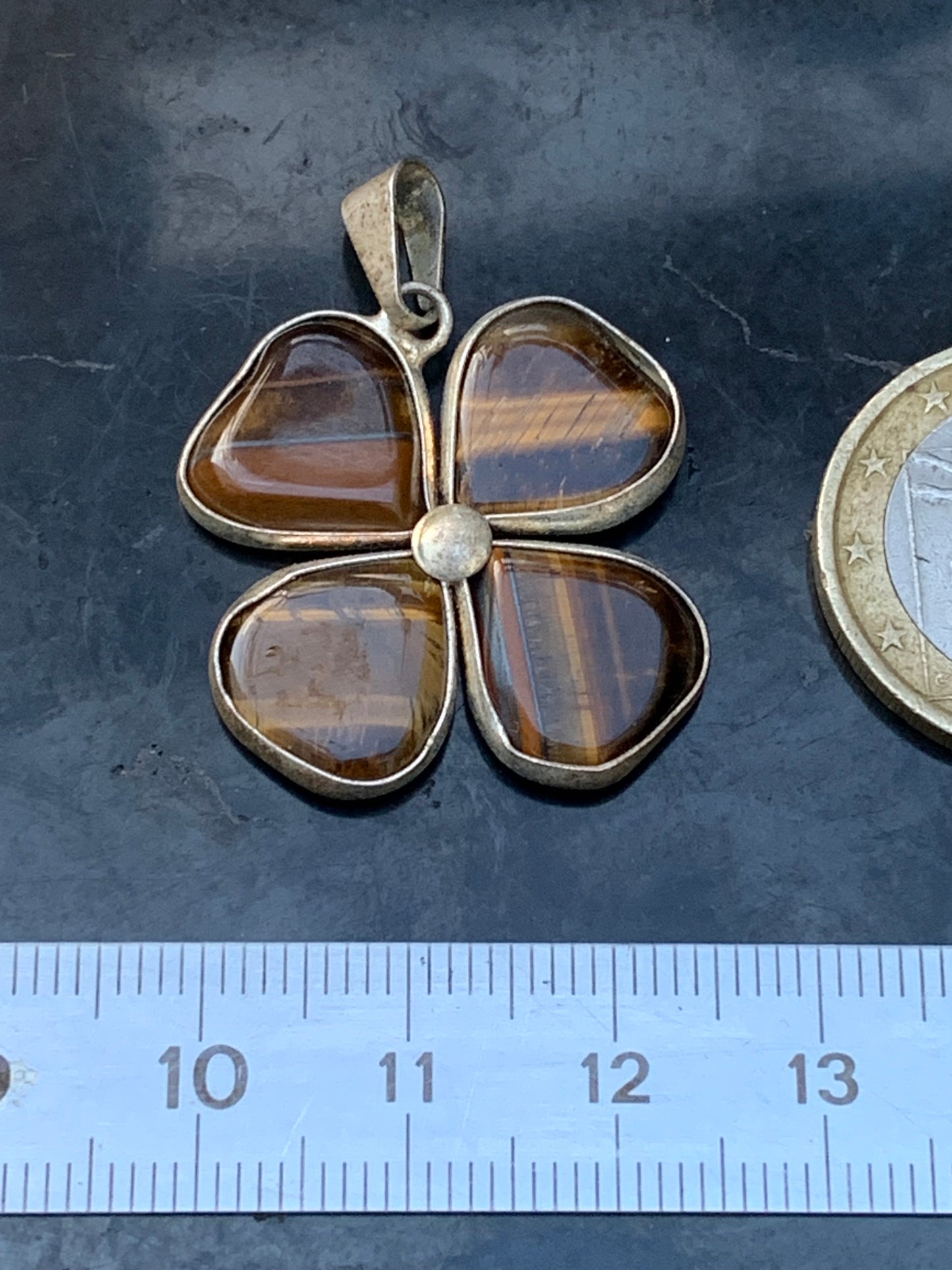 Oeil de tigre, pendentif 'Tréfle à 4 feuilles', de 34mm de hauteur x 26 de largeur x 5 d'épaisseur. Vendu avec cordon réglable de couleur noire offert !