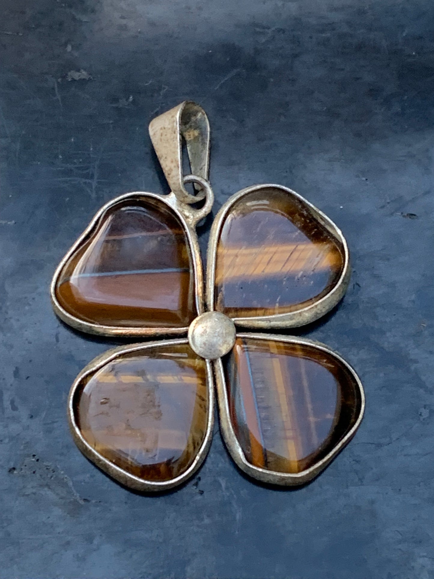 Oeil de tigre, pendentif 'Tréfle à 4 feuilles', de 34mm de hauteur x 26 de largeur x 5 d'épaisseur. Vendu avec cordon réglable de couleur noire offert !