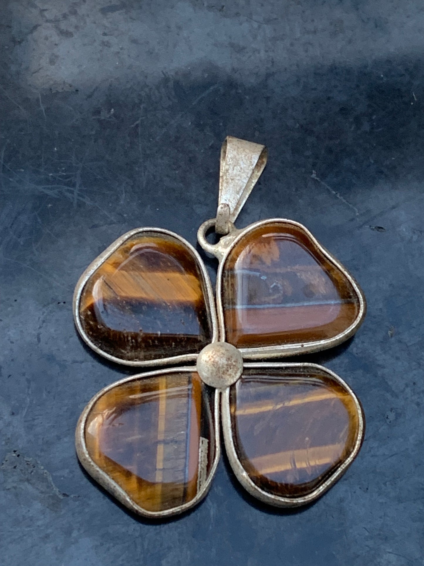 Oeil de tigre, pendentif 'Tréfle à 4 feuilles', de 34mm de hauteur x 26 de largeur x 5 d'épaisseur. Vendu avec cordon réglable de couleur noire offert !