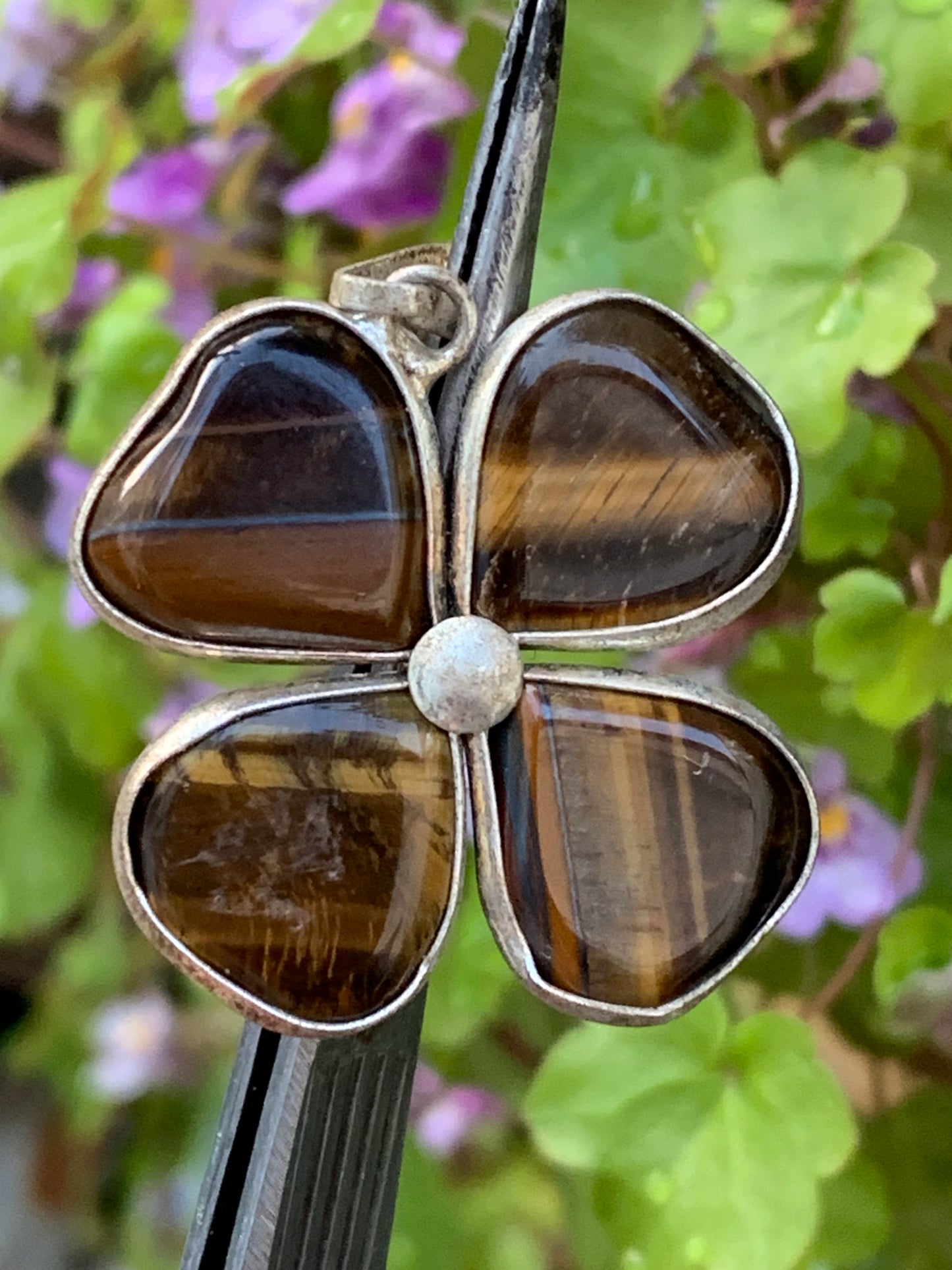Oeil de tigre, pendentif 'Tréfle à 4 feuilles', de 34mm de hauteur x 26 de largeur x 5 d'épaisseur. Vendu avec cordon réglable de couleur noire offert !
