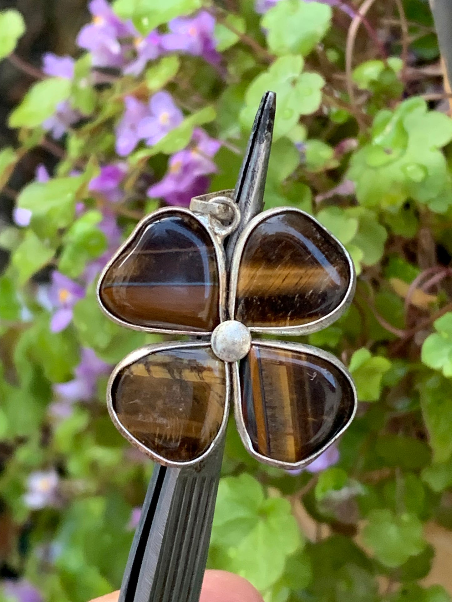 Oeil de tigre, pendentif 'Tréfle à 4 feuilles', de 34mm de hauteur x 26 de largeur x 5 d'épaisseur. Vendu avec cordon réglable de couleur noire offert !